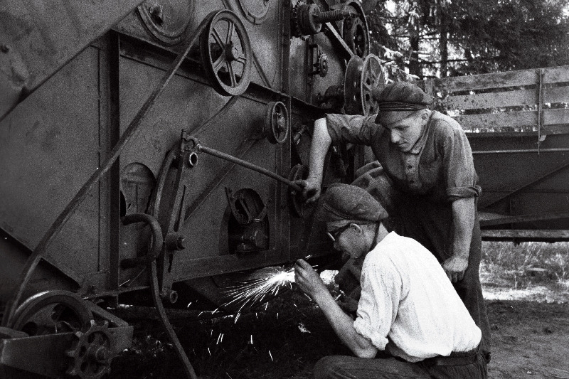 Vasalemma Masina-Traktorijaama kombainer I. Kreisik (paremal) ja keevitaja E. Heinmaa kombaini remontimas.