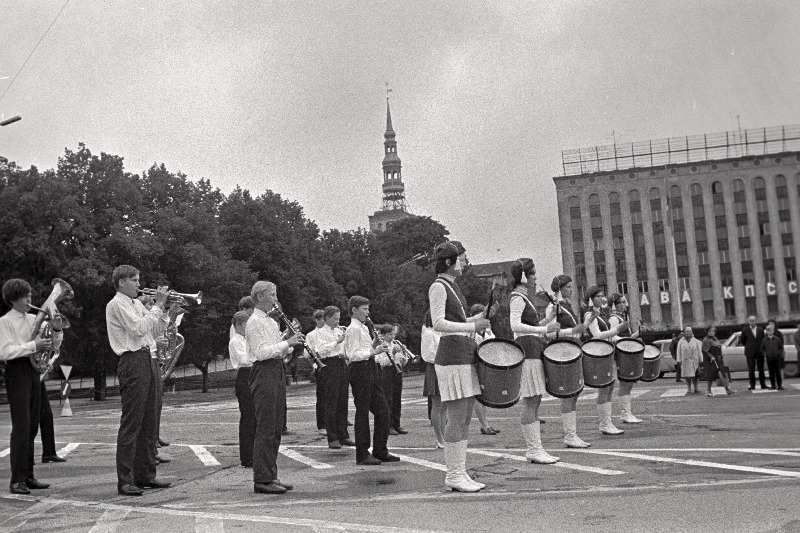 Eesti NSV koolinoorte III laulu- ja tantsupeo raames toimunud äratusmäng Võidu väljakul.