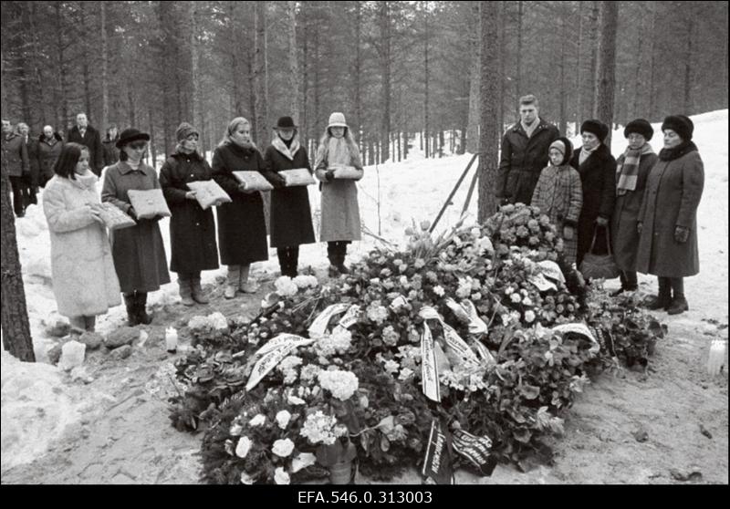 ENSV teenelise ajakirjaniku, sõjaveterani, Lenini ordeni kavaleri, ENSV Ülemnõukogu nelja koosseisu saadiku, "Rahva Hääle" pikaaegse (alates 1955.a) peatoimetaja August Saaremäe (Saaremägi) matus.