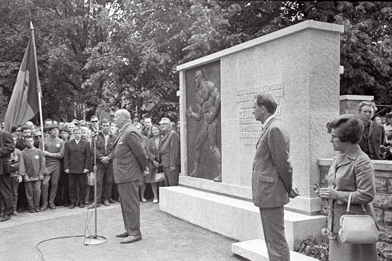 NSV Liidu teeneline meistersportlane Johannes Kotkas Georg Lurichi mälestusmärgi avamisel kõnelemas.