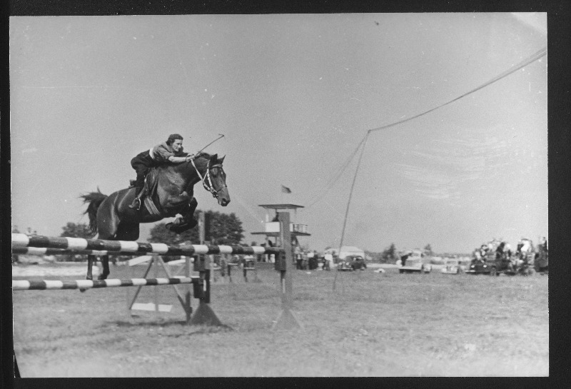 Ratsasportlane N. Smõslova (Ivanova) ALMAVÜ üleliidulistel meistrivõistlustel takistust ületamas.