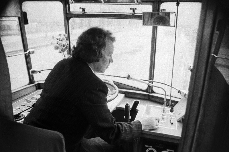 Tallinna Trammide ja Trollibusside Valitsuse trammijuht Kalju Viljak oma tööpostil.