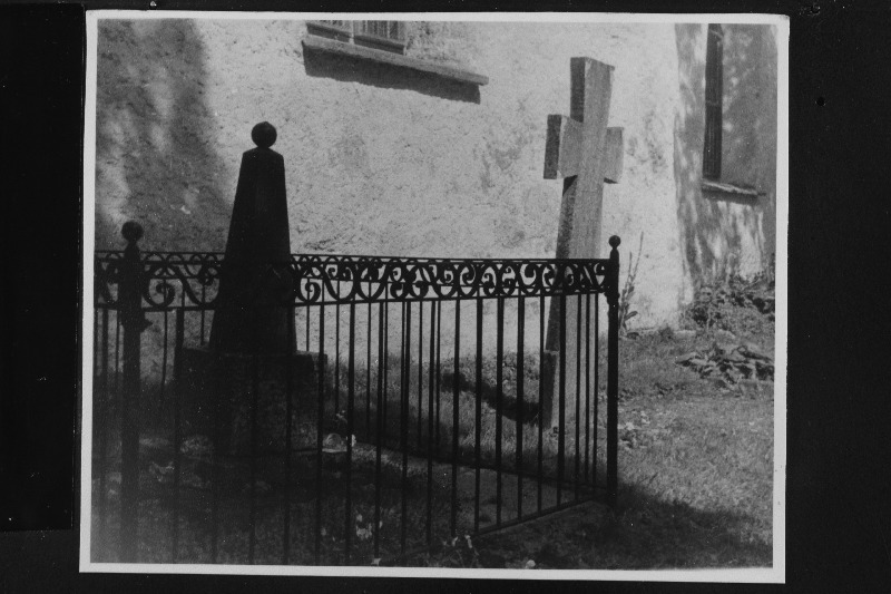 Vaimuliku ja kirjamehe Otto Reinhold von Holtzi haud Keilas.