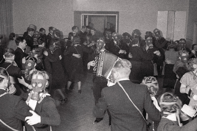 Kodanliku õhukaitse (KÕ) propaganda-majandusnädala tantsupidu gaasimaskides.