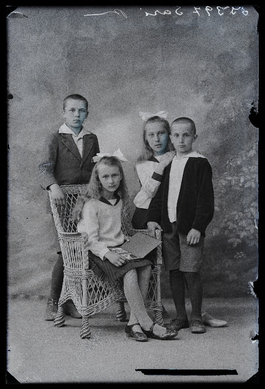 Grupp lapsi, (foto tellija Sari).