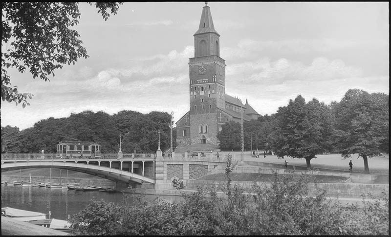 Tuomiokirkko, Tuomiokirkkotori, Tuomiokirkkosilta Pinellan pylväikkö ja Aurajoki Vähätorilta kuvattuna; ulkokuva