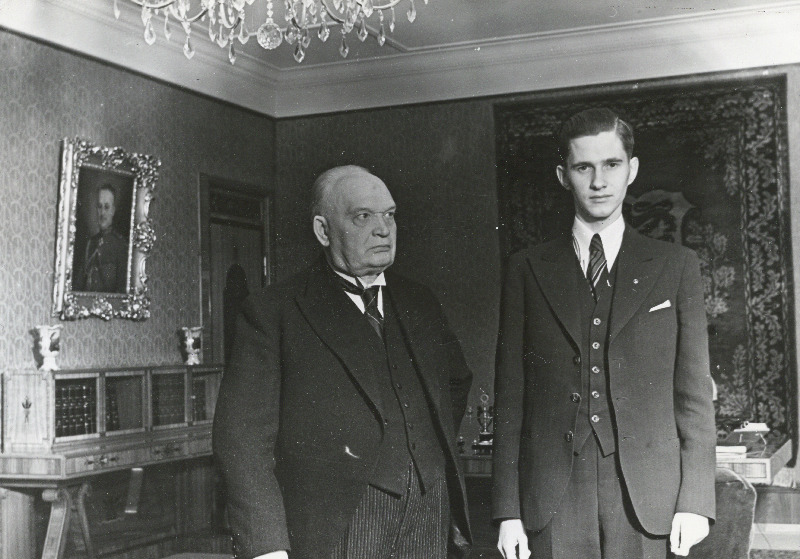 AVRO maleturniiril Hollandis esikohale tulnud Paul Kerese (paremal) vastuvõtt Eesti Vabariigi president K. Pätsi poolt.