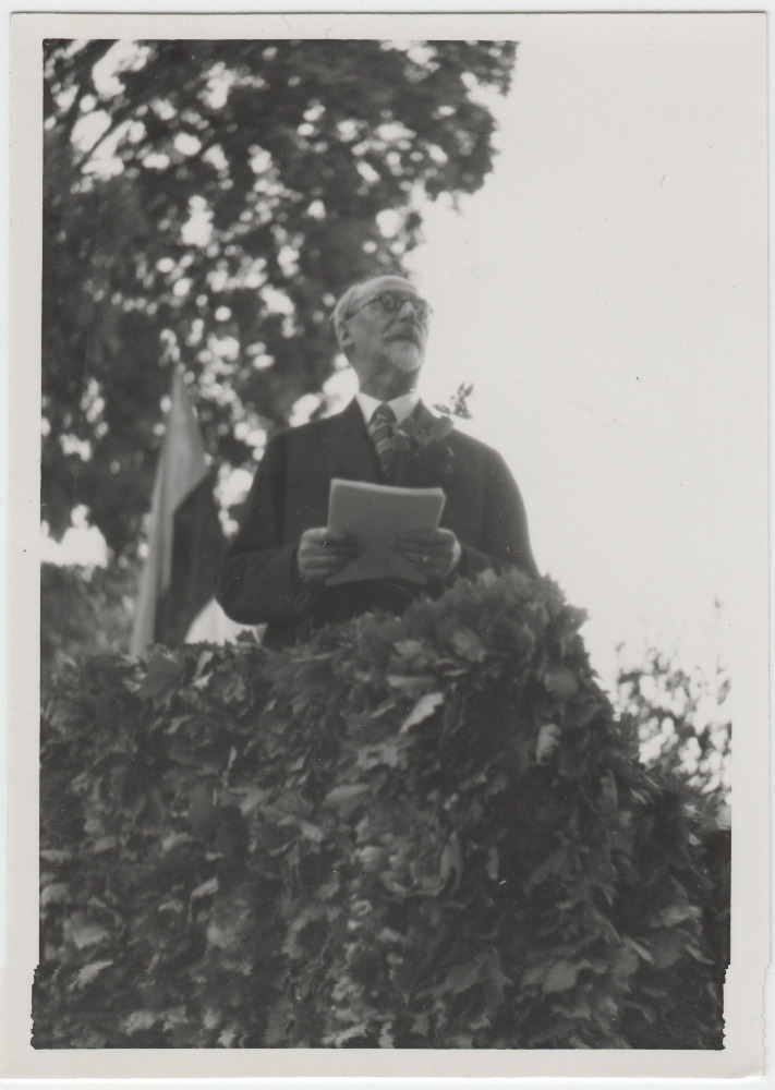 Jaan Tõnisson puldis kõnelemas.