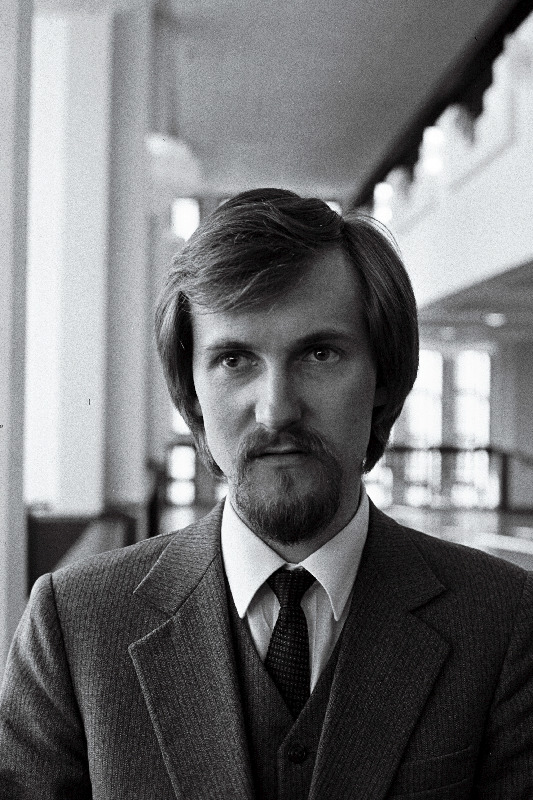 Eesti NSV õpetajate kongressil kõneleb Kingissepa rajooni haridusosakonna metoodikakabineti juhataja Toomas Takkis.