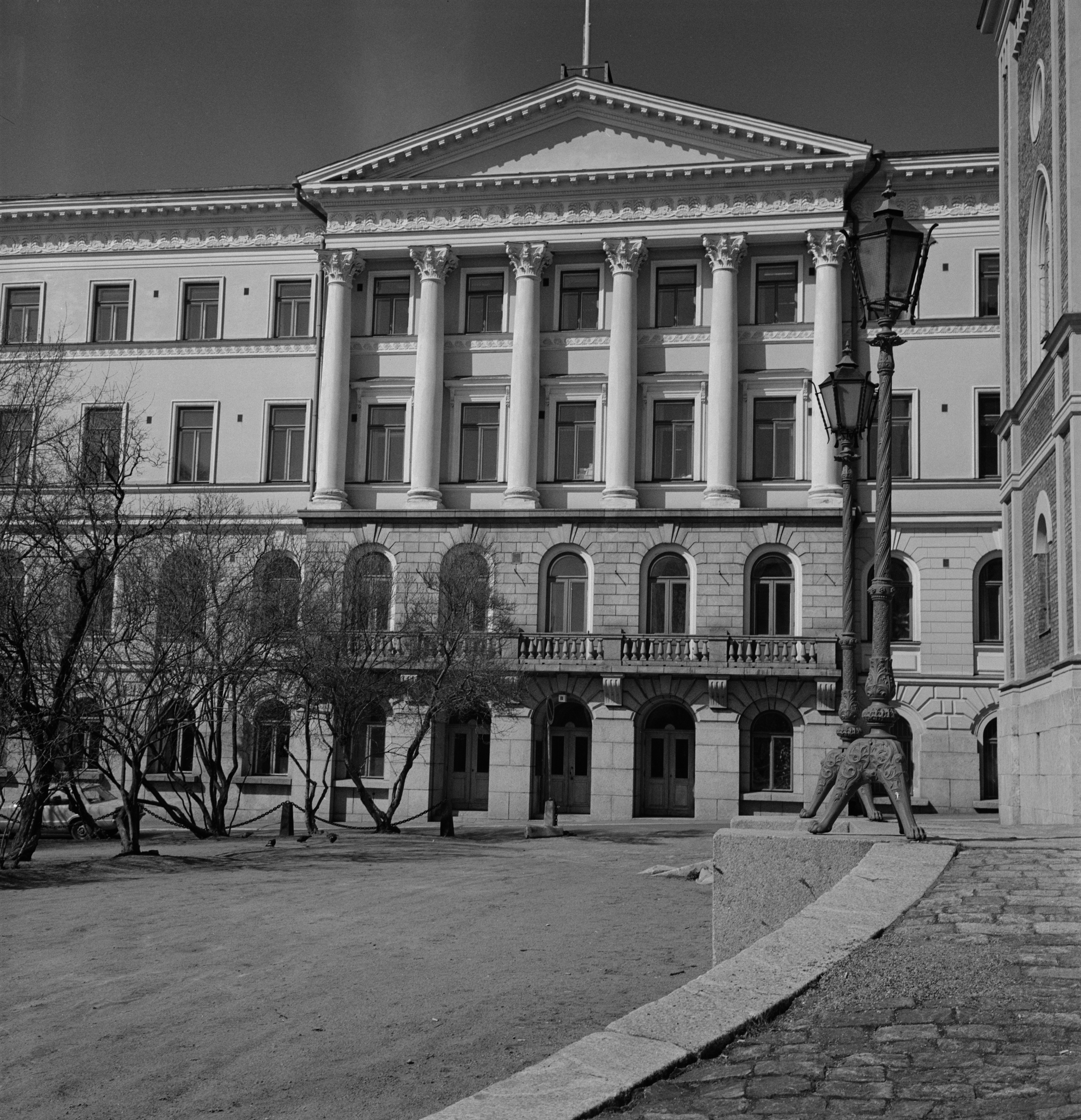 {'fi': 'Valtioneuvoston linna, Ritarikadun puoleinen julkisivu.', '_type': 'lang'} - Valtioneuvoston linna, Ritarikadun puoleinen julkisivu; negatiivi, filmi, mv