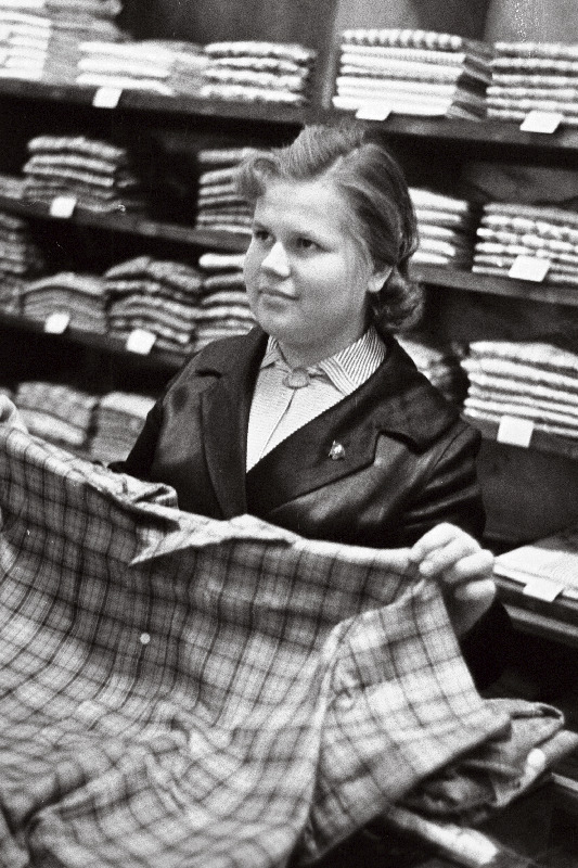 Kaupluse Salme müüja I. Merelaid.