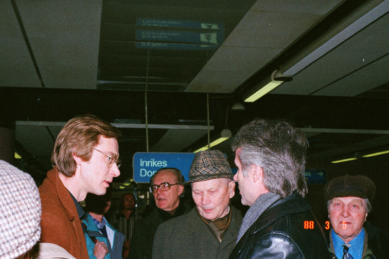 N Liidust väljasaadetud Eke-Pärt Nõmme ja Vello Väärtnõu vastuvõtmine Stockholmi Arlanda lennuväljal 13.02.1988. Ees vasakult 1. Heiki Ahonen