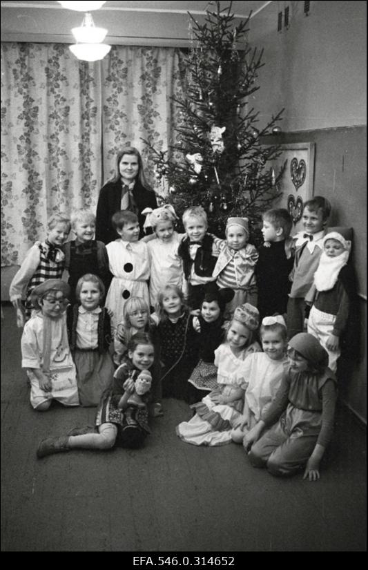 [Tallinna 43.Keskkooli näärikarneval.]