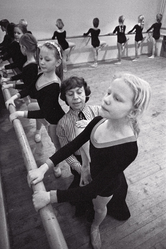 Tallinna 46. Keskkooli balletipedagoog, ENSV teeneline kultuurikangelane, balletiansambli "Pähklipureja" juht Svetlana Järvi kooli balletiklassis treeningtunnis.