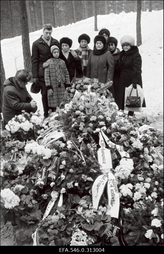 ENSV teenelise ajakirjaniku, sõjaveterani, Lenini ordeni kavaleri, ENSV Ülemnõukogu nelja koosseisu saadiku, "Rahva Hääle" pikaaegse (alates 1955.a) peatoimetaja August Saaremäe (Saaremägi) matus.
