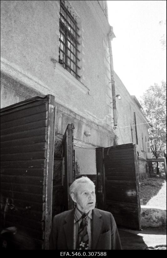 Johannes Adolf Soosaar näitab punaterroriga seotud kohti Viljandis. 1941 aastal lasti ta maha, kuid haavadest hoolimata jäi ellu .