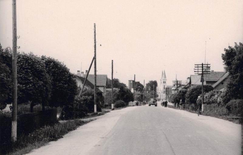 Tallinna maantee Raplas, tagaplaanil Maarja-Magdaleena kirik.