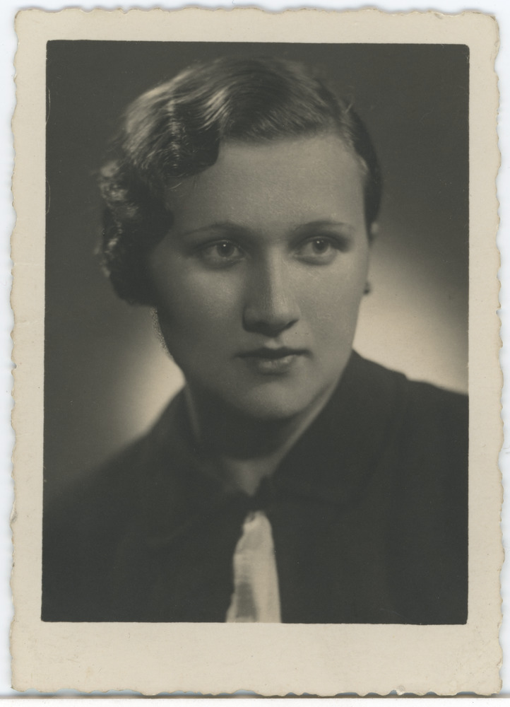 Tartu Ühis-kommertsgümnaasiumi abiturient, portreefoto