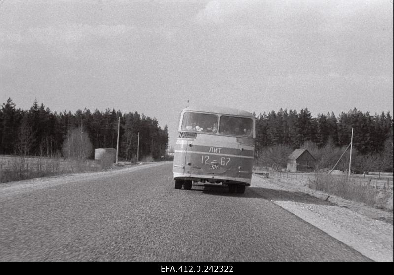 Autobuss maanteel.