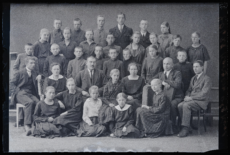 Kõrgema Algkooli VI b klass.