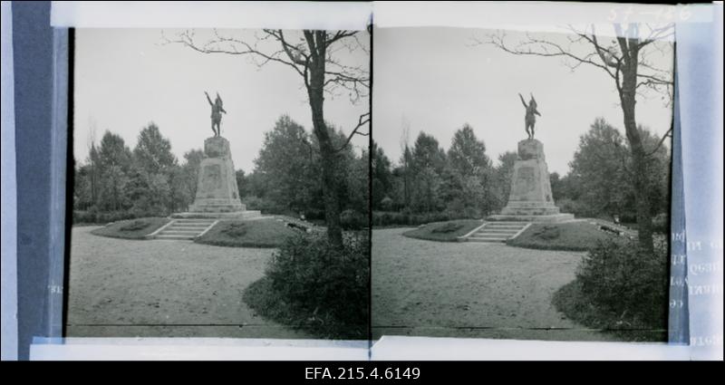 Mälestussammas Vabadussõjas langenuile Valgas.