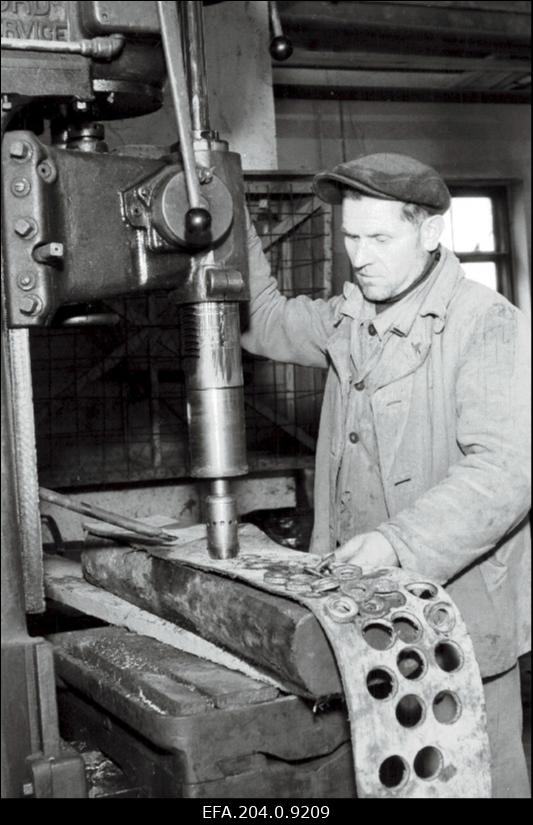 Käva -2 kaevanduse sorteerimisosakonna lukksepp Andrei Rõbakov töötamas.