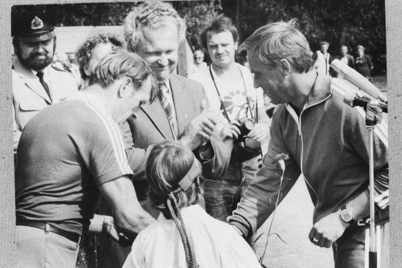Kalurikolhooside spartakiaadil annab Eesti Kalurikolhooside orgosakonna juhataja Hans Unt hõbedase autasu üle "Hiiu Kaluri" spordiklubi esimehele Ott Epnerile (paremal). Õnnitlemisjärge ootab "Hiiu Kaluri" esimees Peeter Vohu.