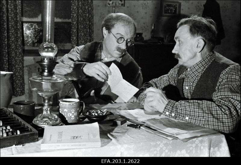 Kaader filmistuudio Tallinnfilm mängufilmist Pöördel, (vasakult) Olep - Ants Eskola.