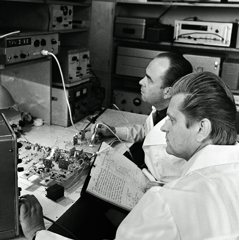 ENSV Teaduste Akadeemia Spetsiaalse Konstrueerimisbüroo gaasikromotograafide elektronskeemide väljatöötamise peakonstruktor Kalle Arnover (paremal) ja juhtiv konstruktor Arne Hopfeld.