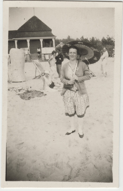 Tundmatu naine [Eduard Virgo tuttav?] päiksevarjuga rannas