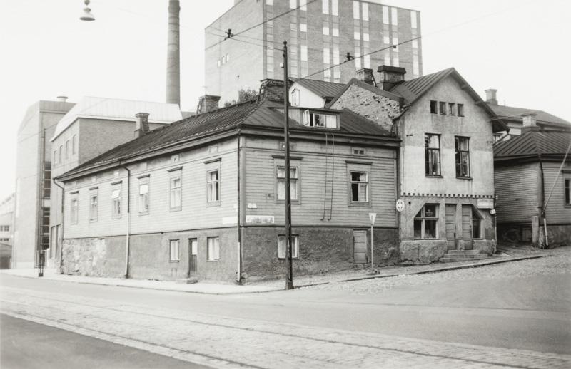 Veistämöntori 2, Turku, 1964 purettu asuinrakennus ja Turun Energialaitos Linnankadulta kuvattuna.; yleiskuva