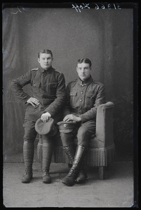 Kaks sõjaväelast, (foto tellija Koff [Tõnis Kohv]).