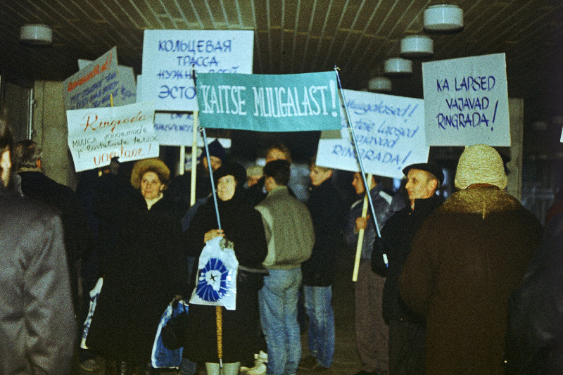 Iru-Muuga motoringraja ehitamise vastane pikett Tallinna Linnanõukogu istungjärgu ajal Eesti NSV Ametiühingute Maja juures.