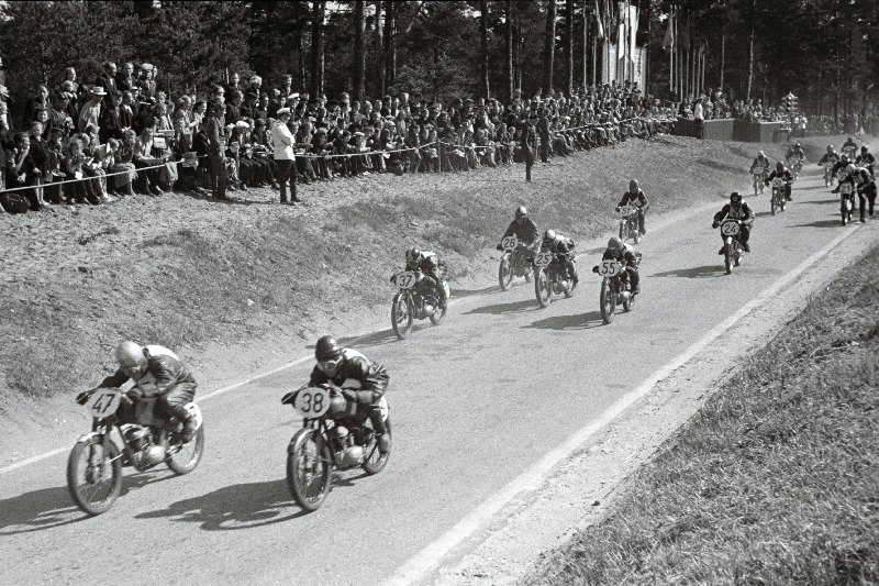 Mootorspordi võistlustest osavõtjate start Pirita ringrajal.