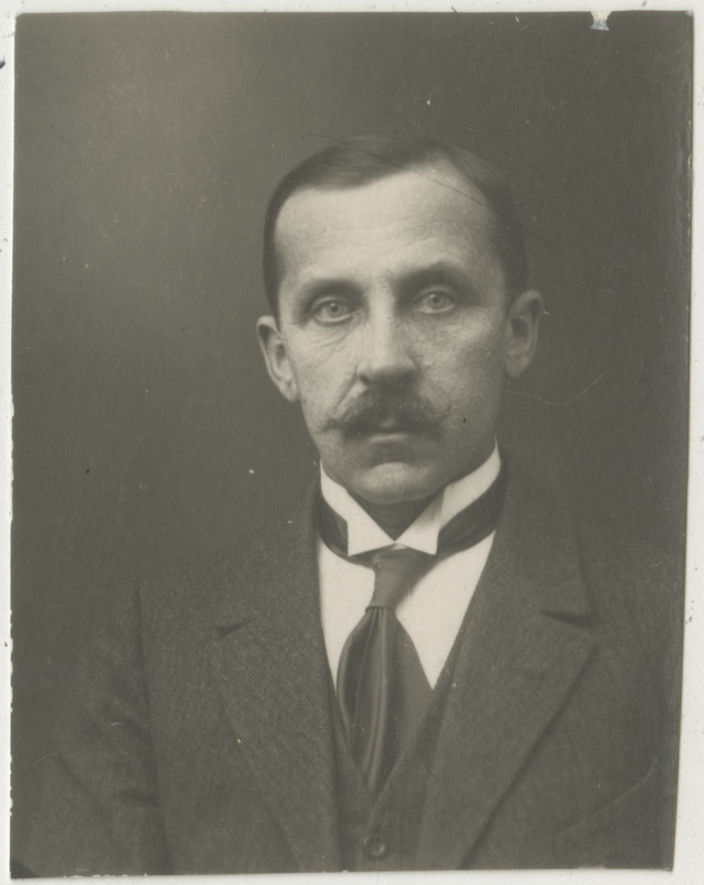 Riigiametnik, seltskonnategelane R.Ojason, portreefoto