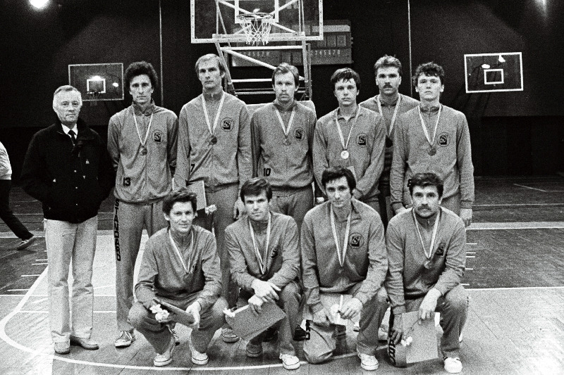 Eesti meeste 1986. aasta korvpallimeister Standard. Seisavad vasakult: koondise direktor  meeskonna šeff Roland Ilves, Mihhail Zulanov, Viktor Viktorov, Mart Lööne. Andrus Nõmm, Jüri Karemäe, Aivar Toomiste; ees: Ants Vändrik, Hannes Koik, Anatoli Krikun ja Andres Sõber.