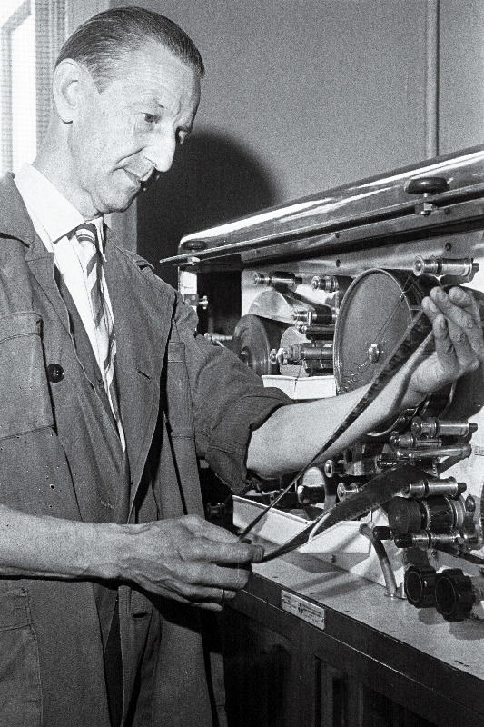 Vabariikliku Filmilaenutuse Kontori filmide restauraator-operaator Aleksander Murre restaureeritud filmikatkendit kontrollimas.
