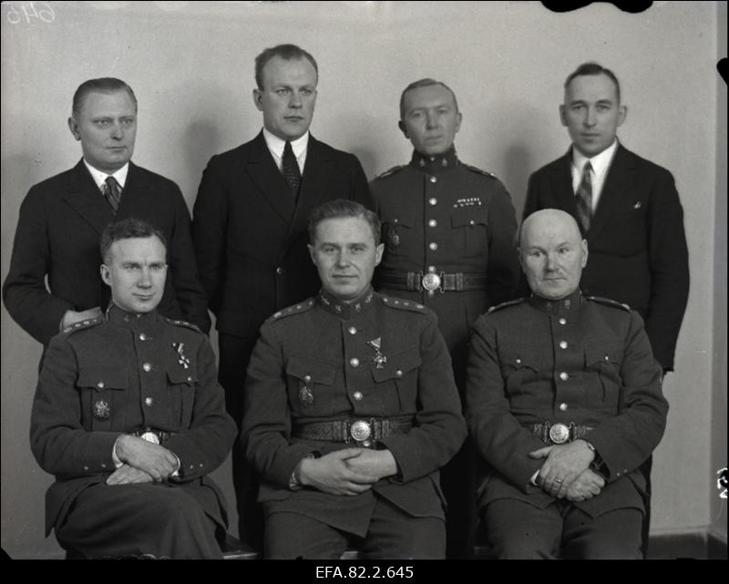 Kaitseväe staabi 2. osakond: I reas vasakult 1. kolonel Richard Maasing (Maasing), 2. kolonel Karl Johann Laurits; II reas vasakult 1. major Ralf Leonid Tennorist (Tõnurist), 3. kolonelleitnant Johann Tomson (Juhan Toomsar).