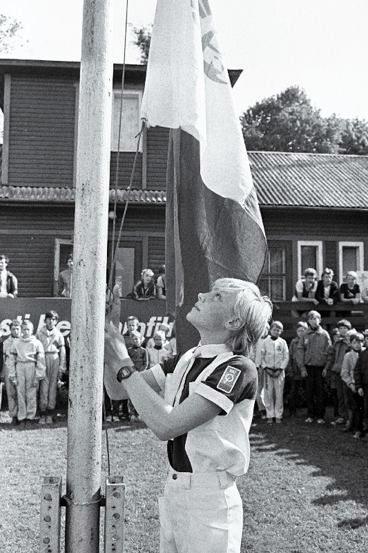 "Spinnakeri" ja "Noorte Hääle" XI "Optimistide" regati lipu heiskab 1986. regati võitja Urmas Niine.
