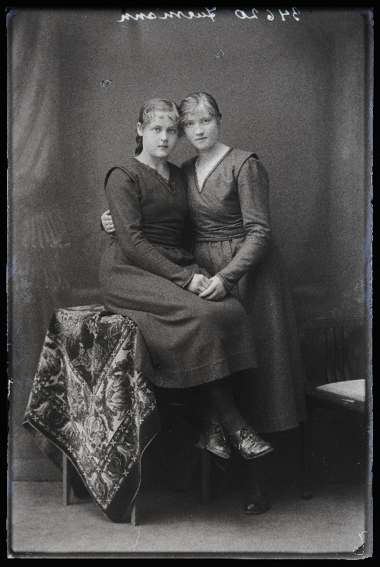 Kaks neiut, (foto tellija Jürmann).