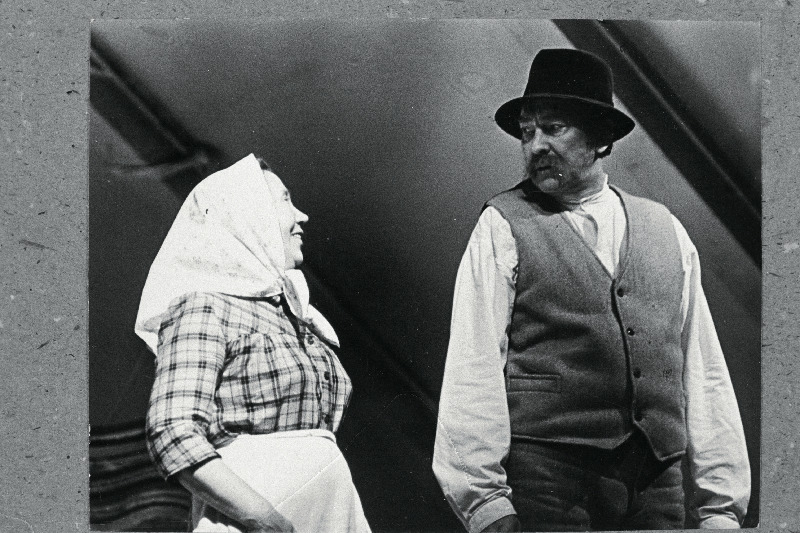 Stseen A. Kitzbergi näidendist "Tuulte pöörises" V. Kingissepa nim. TRA Draamateatris. Anu - Ellen Liiger ja Jaak - Heino Mandri.