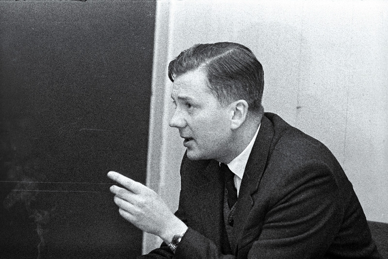 ENSV Pedagoogika Teadusliku Uurimise Instituudi teaduslik töötaja Juhan Sõerd "Õhtulehe" toimetuse vestlusringis laste murdeea probleemidest rääkimas.