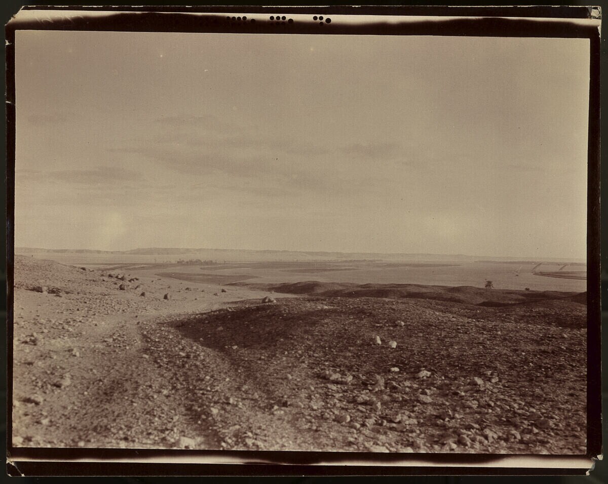Kom el Ahmar, Blick nilaufwärts vom Fuße des Hügels