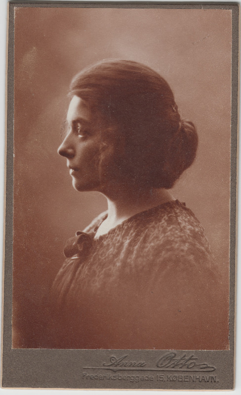 Tundmatu naise [Eduard Virgo tuttav?] fotoportree