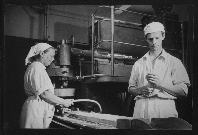 V. Kingissepa nimelise Teraviljakombinaadi makaronitsehhi brigadir V. Heinsalu ja tööline E. Puusmann makarone valmistamas.