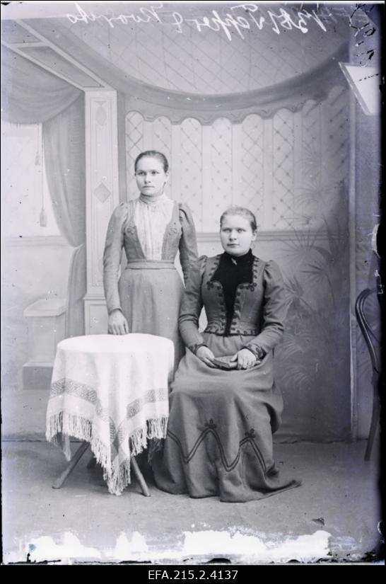 Salme Tepper Kaarepere vallast, Männiku talust (vasakul) ja Koorits.