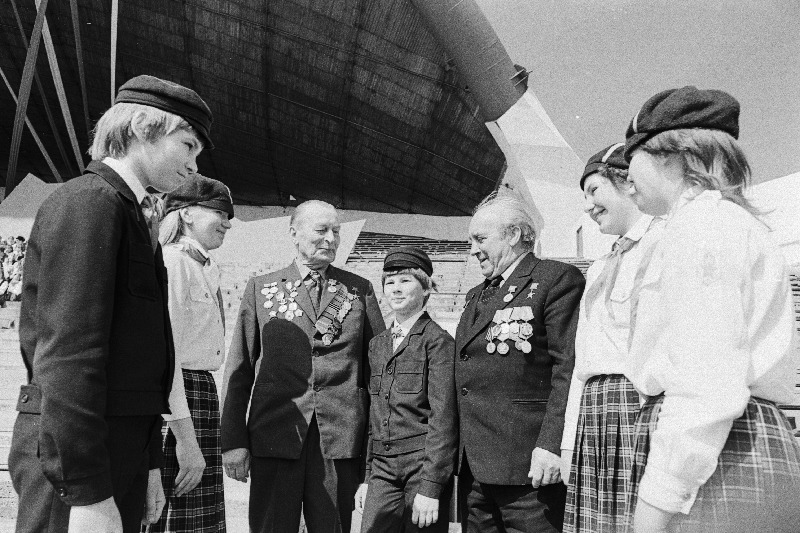 V.I. Lenini nim. Üleliidulise Pioneeriorganisatsiooni 63.aastapäeval vestlevad pioneeridega sotsialistliku töö kangelased Hans Liblik (vasakul) ja Ludvig Vammus.