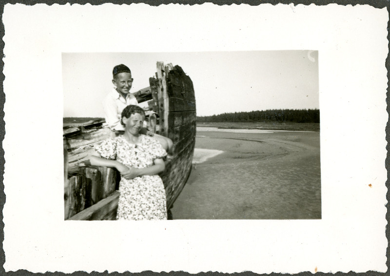 Arnold Mikkeri naine Olga ja poeg Raimund rannal seisva paadi najal poseerimas