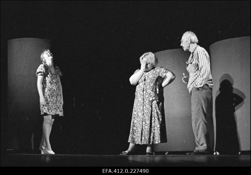 J. Tombi nim Rahvateatri etenduse "Mees ja naine vajavad tuba" proov.