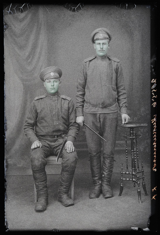 Kaks sõjaväelast, (foto tellija Mikitin).